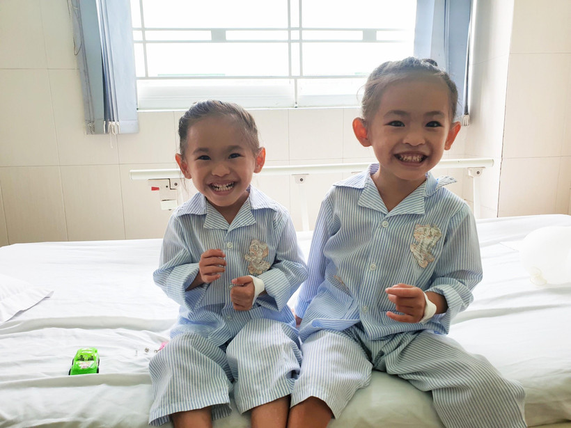 Hai bé khỏe mạnh sau ca can thiệp. (Ảnh: TTXVN phát)