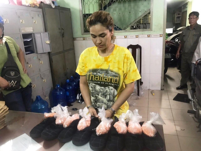 Đối tượng Vũ Thị Thu Hằng cùng tang vật. (Ảnh: Thanh Tân/TTXVN)