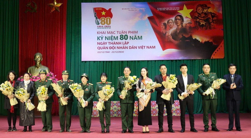 Lãnh đạo Sở Văn hóa, Thể thao và Du lịch Cao Bằng tặng hoa các nghệ sỹ, diễn viên Đoàn làm phim. (Ảnh: Quốc Đạt/TTXVN)