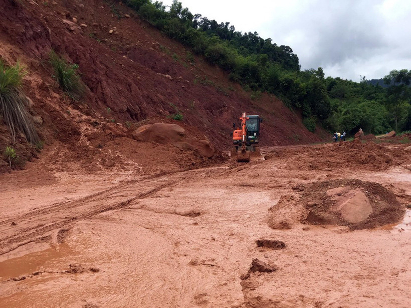 Một tuyến đường tỉnh lộ tại Sơn La bị sạt lở. (Ảnh: Hữu Quyết/TTXVN)