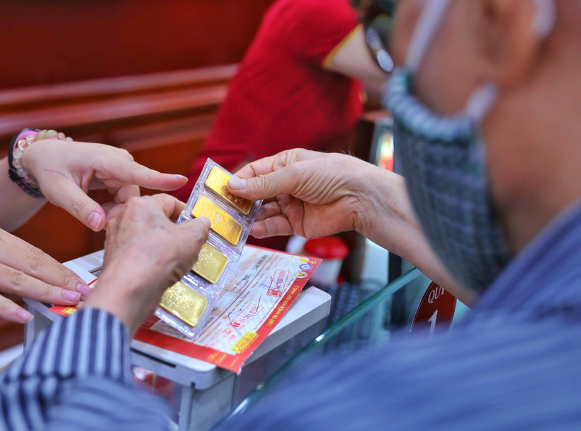 Giao dịch vàng tại Công ty Vàng bạc Đá quý Bảo Tín- Minh Châu. (Ảnh: Danh Lam/TTXVN)