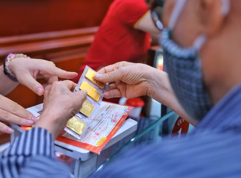 Giao dịch vàng tại Công ty Vàng bạc Đá quý Bảo Tín- Minh Châu. (Ảnh: Danh Lam/TTXVN)
