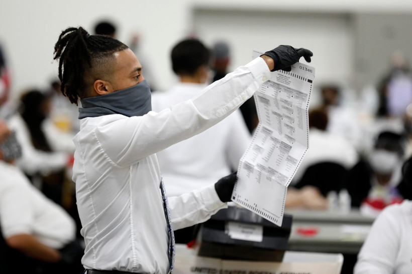 Nhân viên bầu cử Mỹ kiểm phiếu phổ thông được bỏ qua đường bưu điện. (Ảnh: AFP/TTXVN)