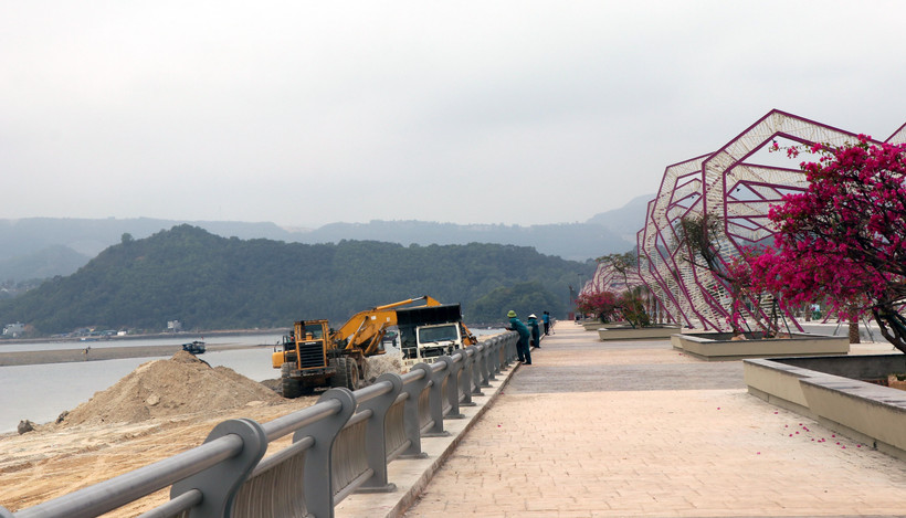 Công ty Phương Đông huy động phương tiện khắc phục hậu quả sai phạm, hoàn nguyên hiện trạng ban đầu. (Ảnh: Văn Đức/TTXVN)