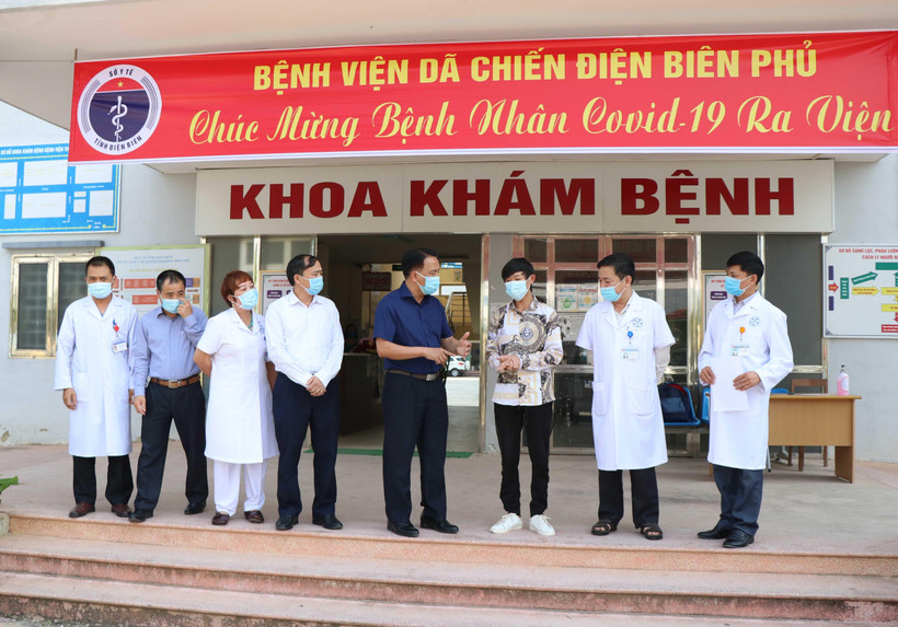 Sở Y tế tỉnh Điện Biên tổ chức công bố và trao Giấy chứng nhận điều trị khỏi bệnh cho bệnh nhân COVID-19 số 1972 ngày 1/3. (Ảnh: Xuân Tiến-TTXVN)