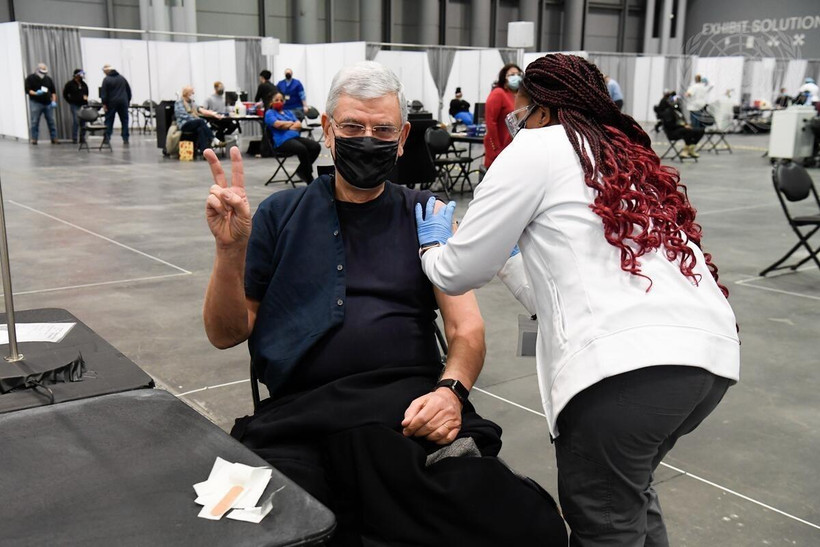 Tiêm chủng vaccine ngừa COVID-19 tại New York, Mỹ, ngày 4/2/2021. (Ảnh: THX/TTXVN)