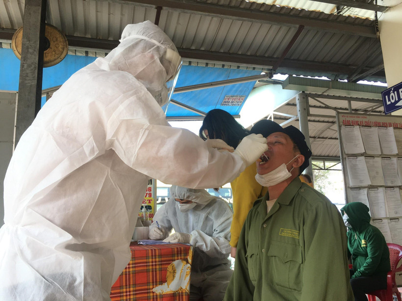 Lấy mẫu xét nghiệm của các đối tượng là lái xe, nhân viên tại bến xe khách, các trạm dừng nghỉ, cửa ngõ ra vào tỉnh và các tuyến xe buýt cố định tại Bình Dương. (Ảnh: Văn Hướng/TTXVN)