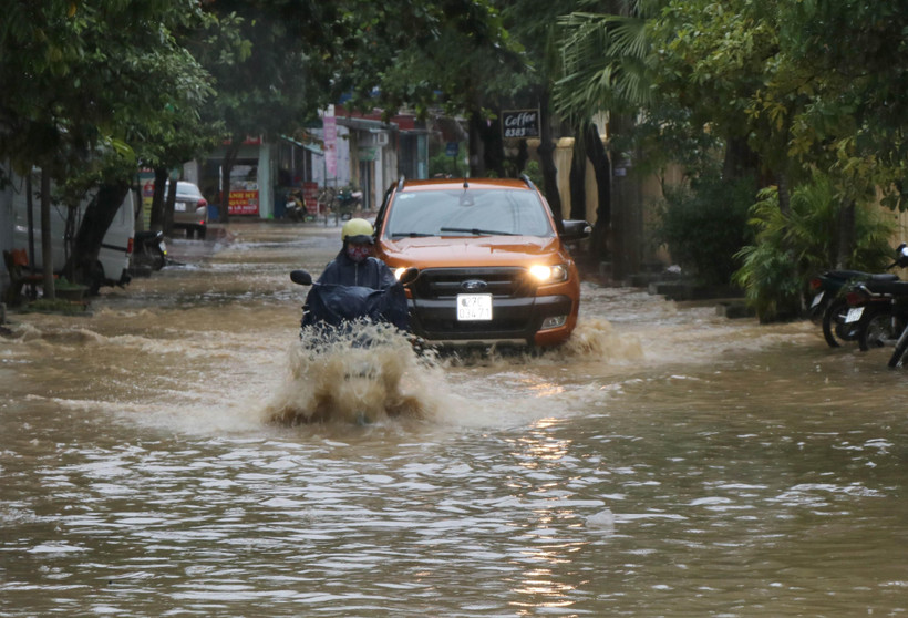 Người dân đi lại khó khăn do ngập úng tại thành phố Điện Biên. (Ảnh: Xuân Tiến/TTXVN)