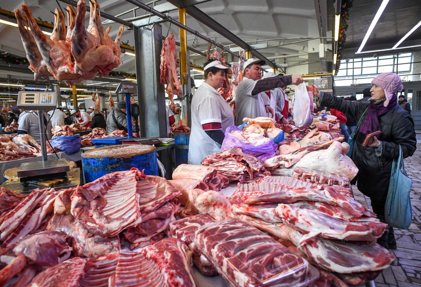 Người dân mua thực phẩm tại chợ ở Moskva, Nga ngày 16/1/2018. (Ảnh: AFP/TTXVN) 