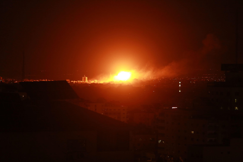 Khói lửa bốc lên sau các cuộc không kích của Israel xuống thành phố Gaza ngày 27/10/2018. (Ảnh: AFP/TTXVN) 