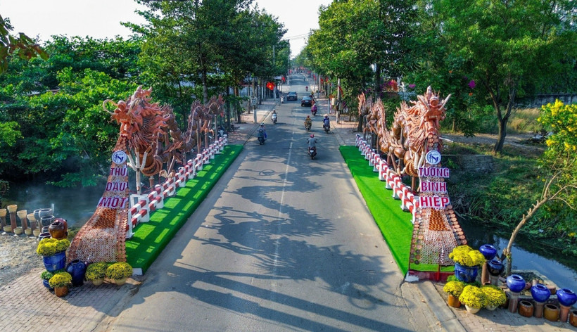 Cặp rồng lu được lắp ghép hai bên thành Cầu Bà Sảng, Đường Hồ Văn Cống, phường Tương Bình Hiệp dịp tết Nguyên Đán Giáp Thìn 2024 tại Bình Dương được xác lập Kỷ lục Việt Nam. (Ảnh: Dương Chí Tưởng/TTXVN)