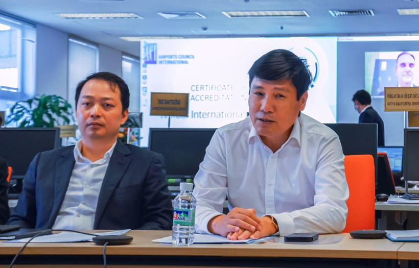 Ông Nguyễn Quốc Phương (áo vest), Phó Tổng giám đốc Tổng công ty Cảng hàng không Việt Nam. (Ảnh: Phan Công/Vietnam+)