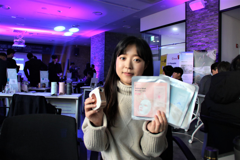 Chị Lee Boreum với sản phẩm máy khám da và mặt nạ. (Nguồn: Vietnam+)