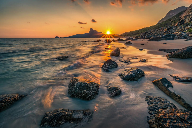 Bờ biển tại Côn Đảo đẹp trong ánh nắng hoàng hôn. (Ảnh: CTV/Vietnam+)