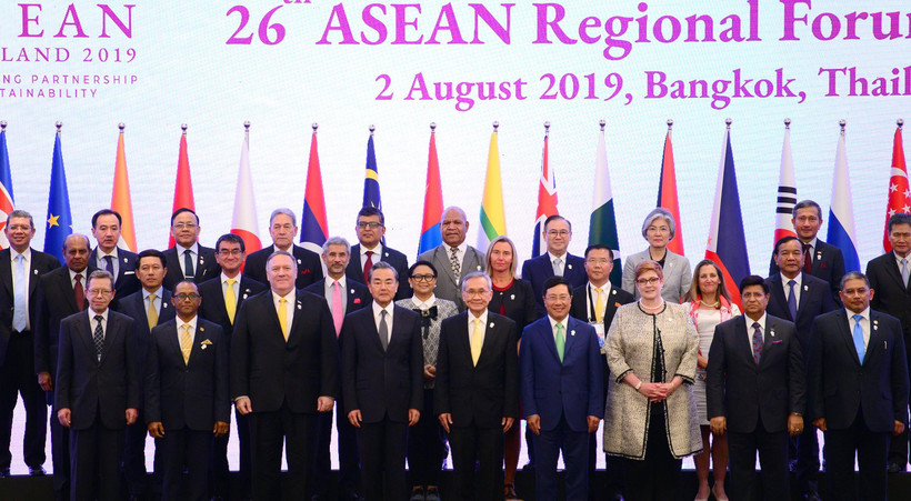 Các đại biểu dự Diễn đàn Khu vực ASEAN lần thứ 26 chụp ảnh chung. (Ảnh: Pv TTXVN tại Thái Lan)