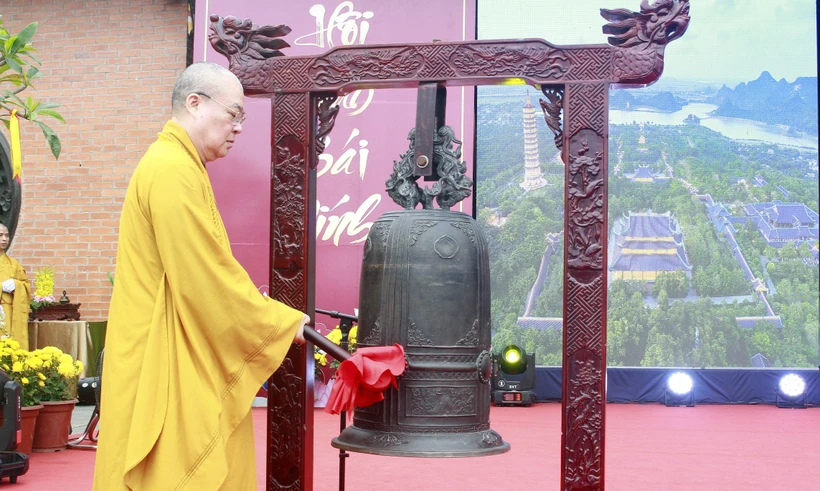 Đại diện Ban trị sự Giáo hội Phật giáo Việt Nam tỉnh Ninh Bình thỉnh chuông khai hội. (Ảnh: Hải Yến/TTXVN.)