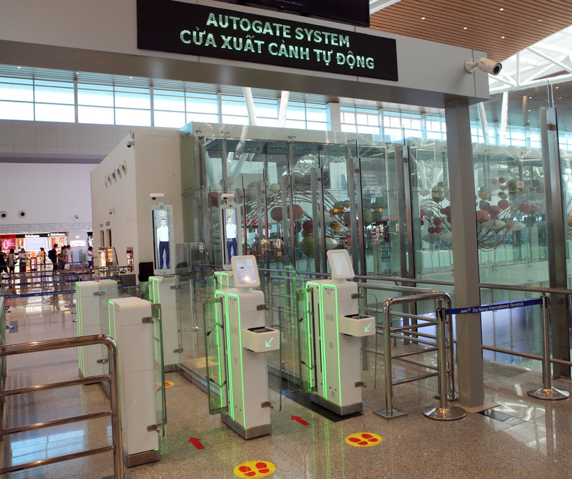 Hệ thống Cổng kiểm soát tự động xuất cảnh. (Ảnh minh họa: Trần Lê Lâm/TTXVN)