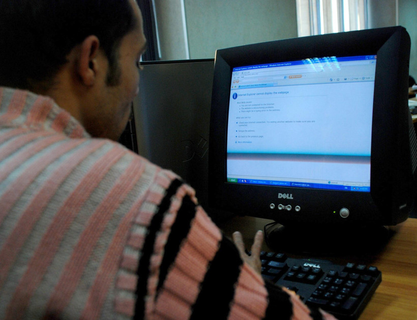 Người dân Ai Cập truy cập Internet tại một quán cà phê ở Cairo. (Ảnh: AFP/TXTVN)