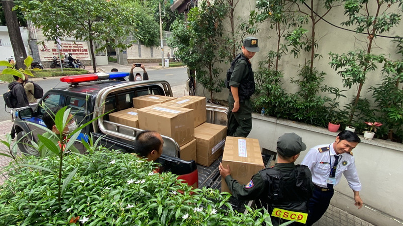 Lực lượng chức năng thu giữ nhiều hồ sơ, tài tiệu từ nhà bà Nguyễn Thị Như Loan, Tổng Giám đốc Công ty cổ phần Quốc Cường Gia Lai tại số 26 đường Trần Quốc Thảo, Quận 3, TP Hồ Chí Minh vào chiều 19/7/2024. (Ảnh: Thanh Vũ-TTXVN)