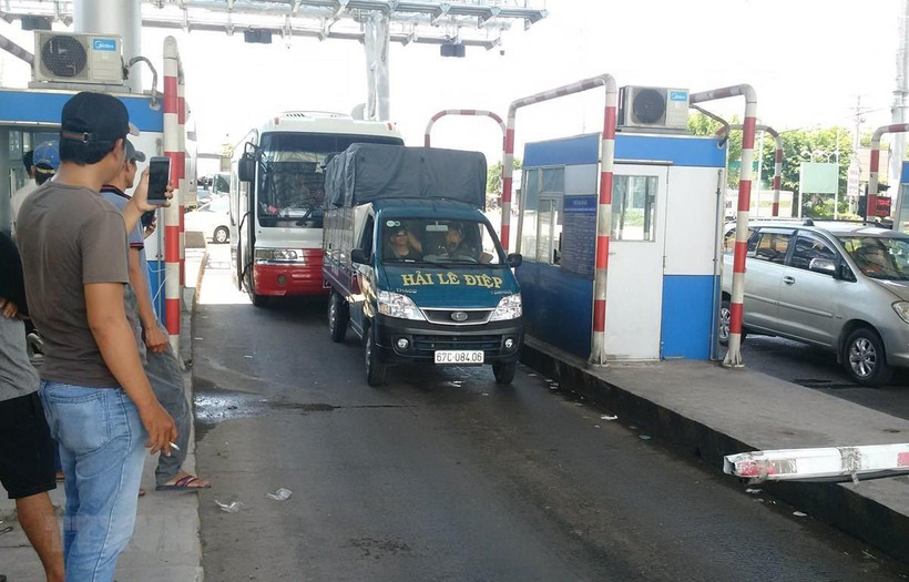 Các phương tiện lưu thông khó khăn qua trạm BOT T2 trưa 21/5/2019. (Ảnh: TTXVN)