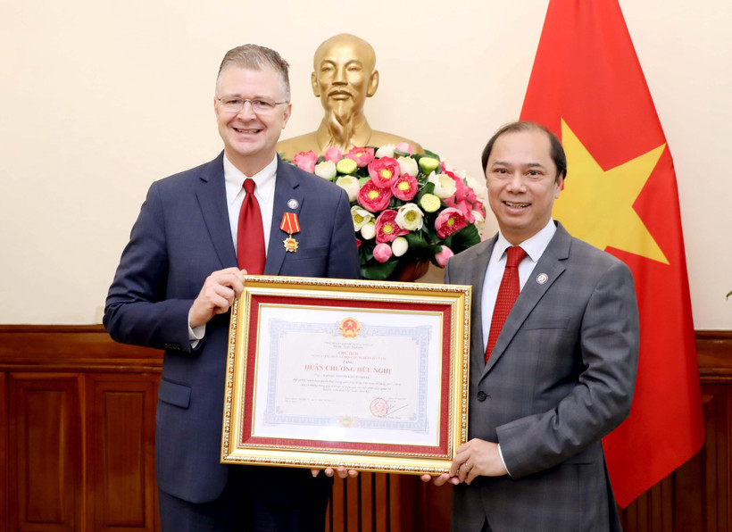 Thứ trưởng Bộ Ngoại giao Nguyễn Quốc Dũng trao Huân chương Hữu nghị cho Đại sứ Hợp chúng quốc Hoa Kỳ tại Việt Nam Daniel J.Kritenbrink. (Ảnh: Phạm Kiên/TTXVN)