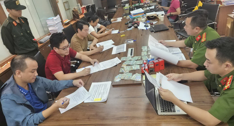 Công an thành phố Hà Nội vừa triệt phá, bóc gỡ đường dây nhập lậu, tiêu thụ hàng nghìn tấn khí N2O từ nước ngoài về Việt Nam, bắt giữ các đối tượng chủ mưu, cầm đầu để xử lý nghiêm theo quy định pháp luật. (Ảnh: TTXVN phát)