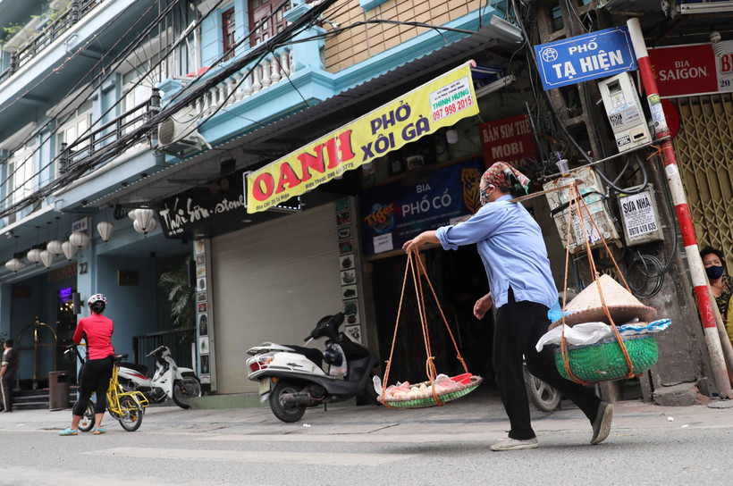 Những gánh hàng rong trên phố cổ đã không còn xuất hiện nhiều. (Ảnh: Thanh Tùng/TTXVN)