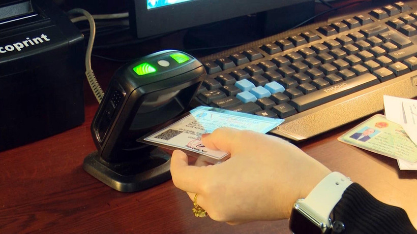 Hệ thống máy quét thẻ bảo hiểm y tế. (Ảnh: Diệp Anh/TTXVN)