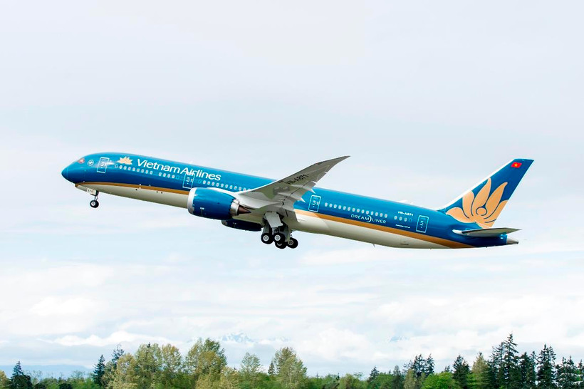 Vietnam Airlines sẽ khai thác thêm 6 chuyến bay, tương đương hơn 1.300 chỗ từ Việt Nam tới Philippines để cổ vũ U22 đá trận chung kết SEA Games 30. (Ảnh: CTV/Vietnam+)