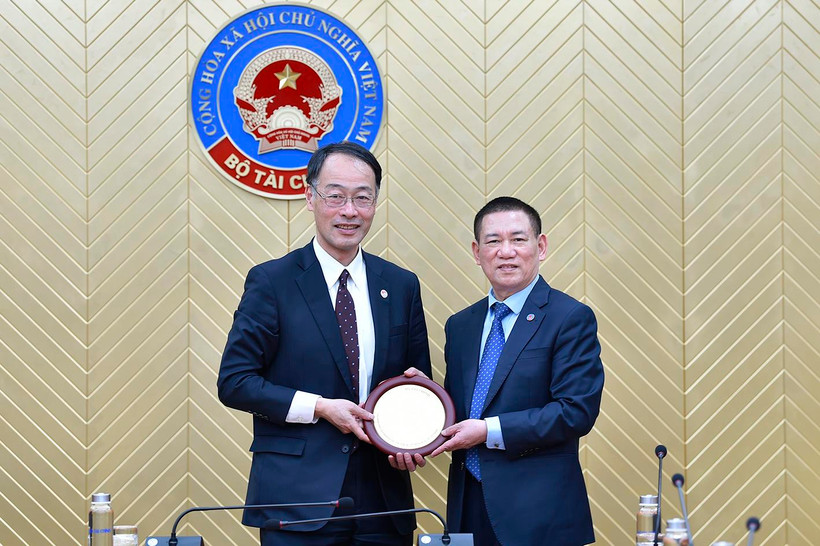 Bộ trưởng Bộ Tài chính Hồ Đức Phớc làm việc với iám đốc Cơ quan Dịch vụ Tài chính Nhật Bản. (Ảnh: CTV/Vietnam+)