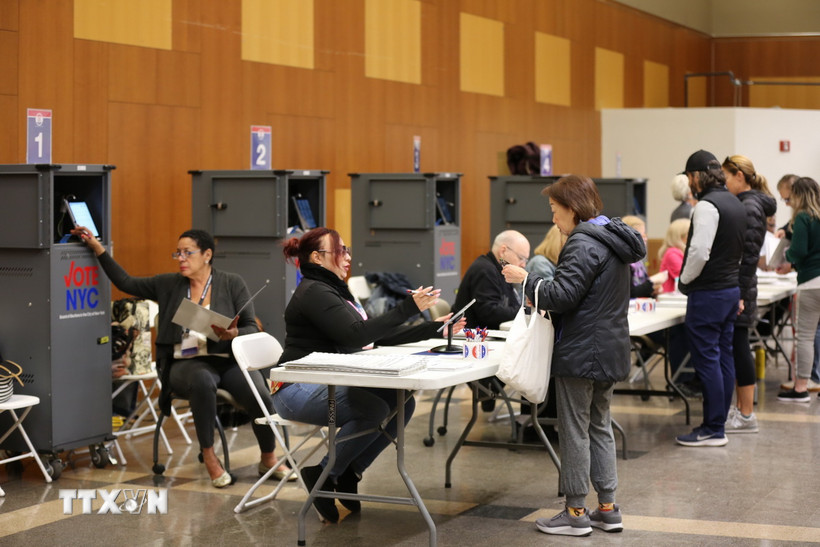 Cử tri Mỹ đi bầu cử. (Ảnh: AFP/TTXVN)