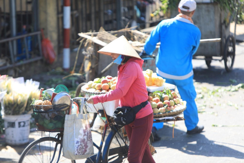 Người lao động Thủ đô vất vả với nắng nóng gay gắt. (Ảnh: Thành Đạt/TTXVN)