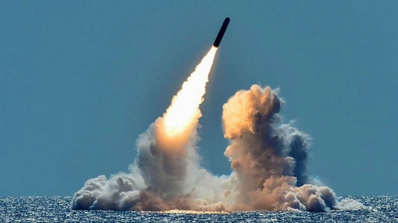 Tên lửa Bulava của Nga được phóng từ tàu ngầm Yuri Dolgoruky. (Ảnh: Sputniknews/TTXVN)