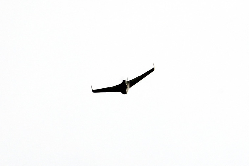 Máy bay không người lái, được lực lượng Hezbollah ở Liban sử dụng, bay trên khu vực biên giới với Israel, ngày 11/11/2023. (Ảnh: AFP/TTXVN)