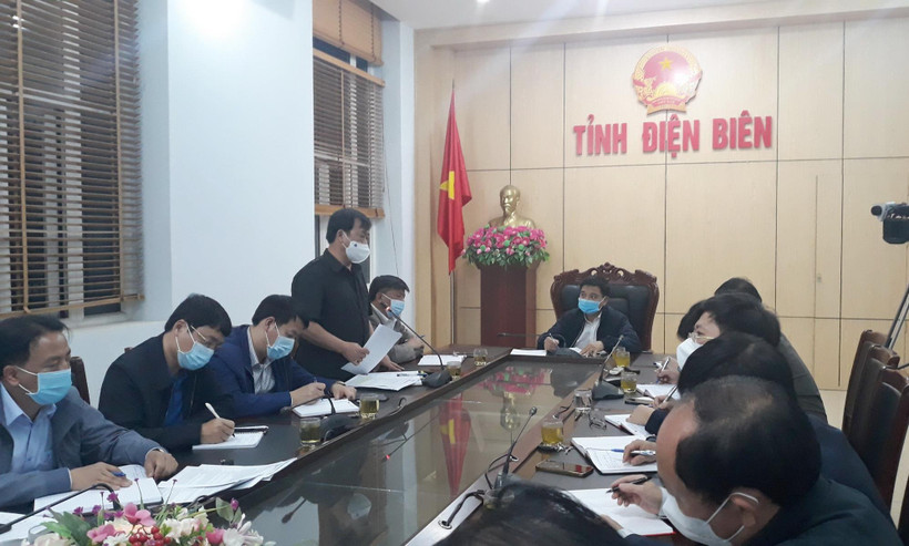 Ông Vừ A Bằng, Phó Chủ tịch UBND tỉnh Điện Biên, Phó trưởng Ban chỉ đạo phòng, chống dịch COVID-19 tỉnh thông tin tình hình dịch COVID-19 trên địa bàn. (Ảnh: TTXVN phát)