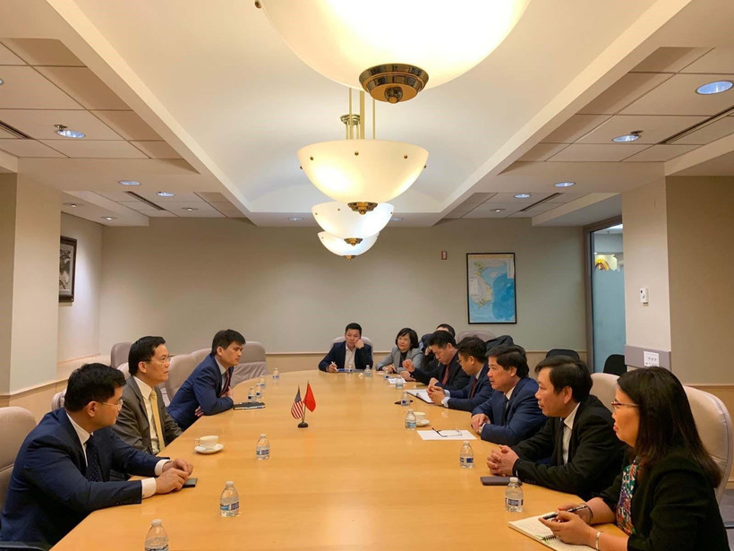 Đại sứ Hà Kim Ngọc tiếp đoàn Bộ Nông nghiệp và Phát triển Nông thôn do Thứ trưởng Lê Quốc Doanh dẫn đầu. (Ảnh: TTXVN)