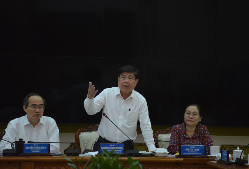 Chủ tịch UBND Thành phố Hồ Chí Minh Nguyễn Thành Phong chỉ đạo công tác phòng chống dịch COVID-19 trên địa bàn. (Ảnh: Hứa Chung/TTXVN)