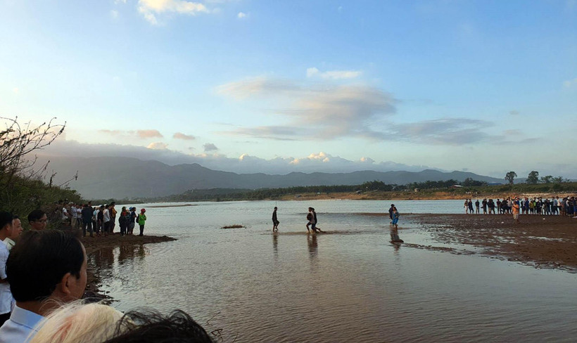 Lực lượng tìm kiếm cứu nạn các nạn nhân trong vụ chìm đò. (Ảnh: Trần Tĩnh/TTXVN)
