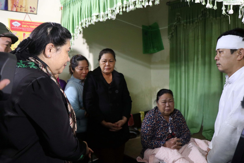 Phó Chủ tịch Thường trực Quốc hội Tòng Thị Phóng chia sẻ mất mát với gia đình đồng chí Nguyễn Văn Bình, nguyên Chủ tịch UBND huyện Phong Điền đã hy sinh khi đi làm nhiệm vụ cứu hộ, cứu nạn. (Ảnh: Đỗ Trưởng/TTXVN)