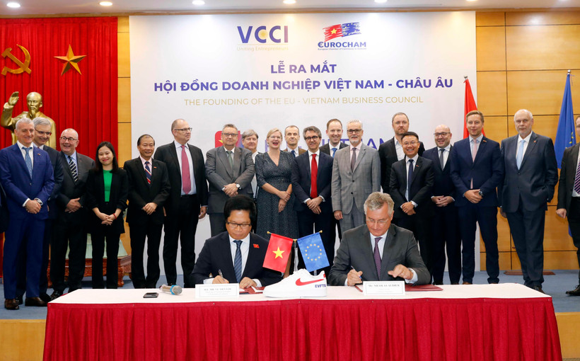 Lễ ký kết hoạt động của Hội đồng doanh nghiệp Việt Nam- châu Âu. (Ảnh: Trần Việt/TTXVN)