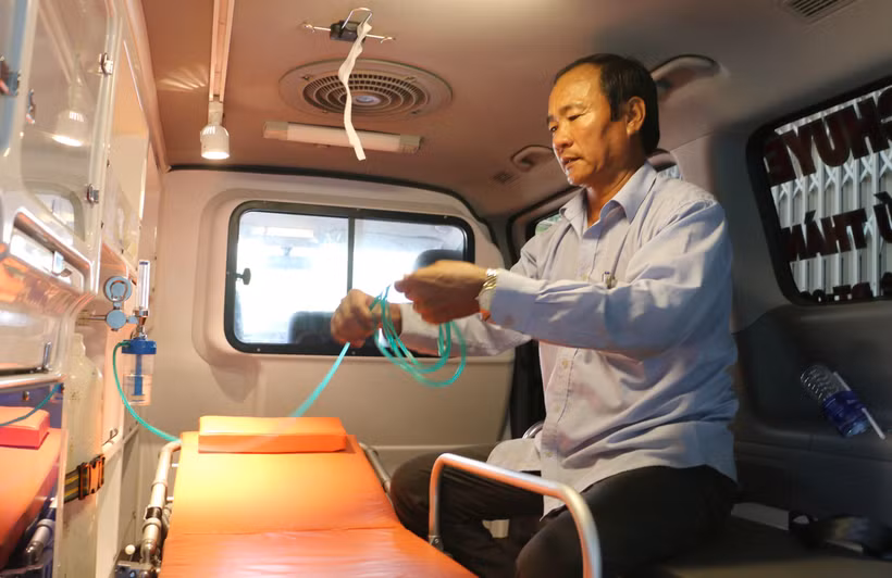 Ông Ngô Văn Đậu đang kiểm tra lại các thiết bị hỗ trợ cấp cứu trên xe chuyển viện do ông và gia đình mua trị giá 700 triệu đồng để vận chuyển bệnh nhân miễn phí. (Ảnh: Công Mạo/TTXVN)