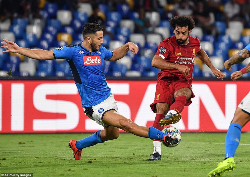 Salah (áo đỏ) và Liverpool lại phải rời San Paolo với hai bàn tay trắng.