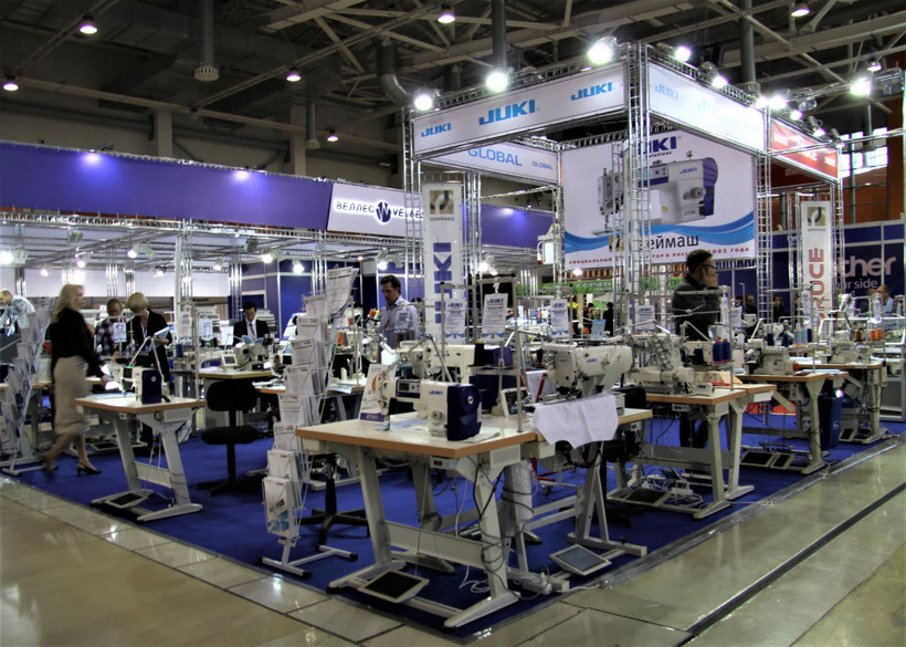 Nhiều máy móc thiết bị trong ngành công nghiệp dệt may được trưng bày tại triển lãm. (Ảnh: Dương Trí/TTXVN)