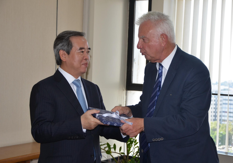 Đồng chí Nguyễn Văn Bình Ủy viên Bộ Chính trị, Bí thư Trung ương Đảng, Trưởng Ban kinh tế Trung ương tặng quà lưu niệm cho Phó Thủ tướng Hy Lạp Panagiotis Pikrammenos. (Ảnh: Toàn Trí/TTXVN)