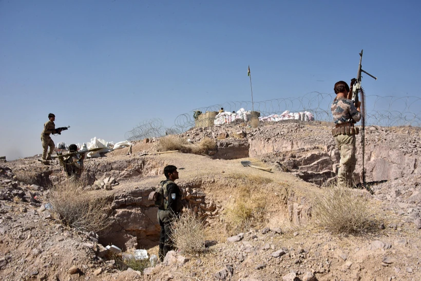 Lực lượng an ninh Afghanistan trong chiến dịch quân sự chống các tay súng Taliban ở tỉnh Kandahar ngày 2/11/2020. (Ảnh: AFP/TTXVN)
