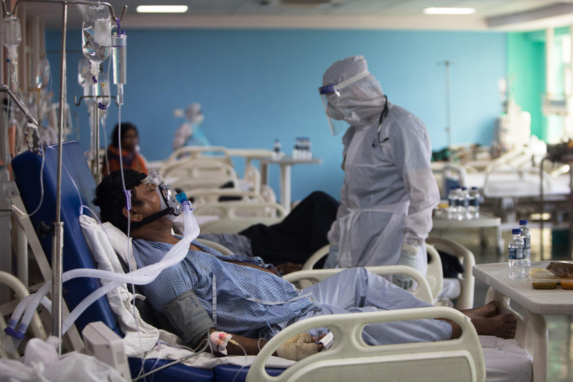 Điều trị cho bệnh nhân COVID-19 tại khoa chăm sóc tích cực của bệnh viện Sharda ở Greater Noida, Ấn Độ. (Ảnh: AFP/TTXVN)