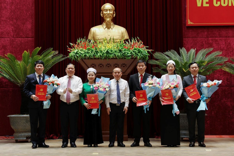 Bí thư Tỉnh ủy Hòa Bình Nguyễn Phi Long (thứ 2, trái sang) và Phó Bí thư thường trực Bùi Đức Hinh trao quyết định điều động cán bộ chủ chốt. (Ảnh: Trọng Đạt/TTXVN)