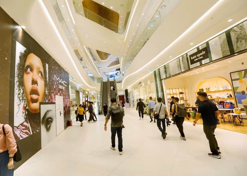 Người dân tham quan, mua sắm tại Lotte Mall Tây Hồ. (Ảnh: Tuấn Đức/TTXVN)