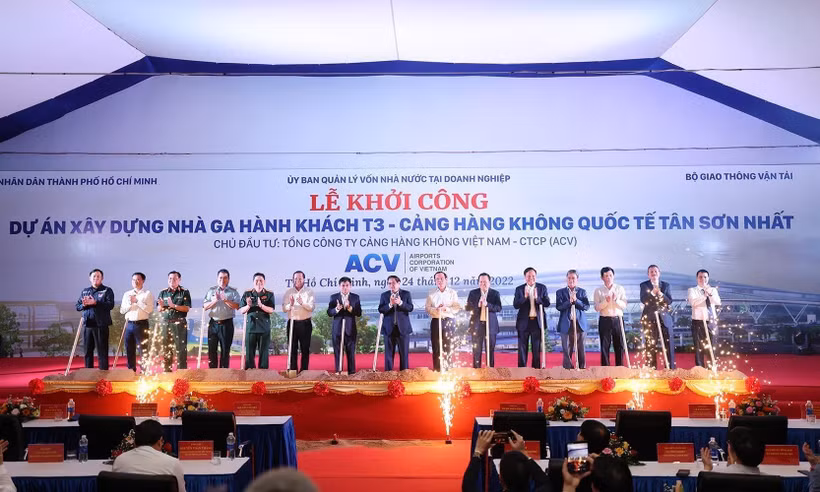 Thủ tướng Phạm Minh Chính và các đại biểu khởi công Dự án xây dựng nhà ga hành khách T3 Cảng hàng không quốc tế Tân Sơn Nhất. (Ảnh: Dương Giang/TTXVN)
