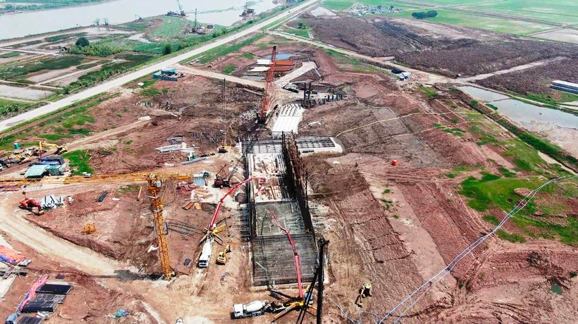 Nhà thầu đang thi công đào đất lòng kênh và xây dựng một phần âu, xây dựng đường thủy dẫn vào kênh và kè bờ kênh. (Ảnh: Việt Hùng/Vietnam+)